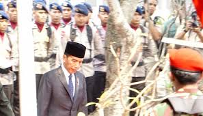Gugur bunga (instrumen) durasi : Haru Gugur Bunga Zikir Dan Tembakan Salvo Di Pemakaman Habibie Merahputih