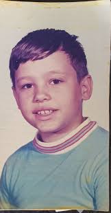 Can someone remove people from photo?