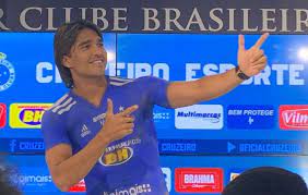 Um canal onde você pode esperar videos que pelo menos tentem fazer com que você ria muito com doideiras aleatórias! Com Camisa Do Cruzeiro Pintada No Corpo Marcelo Moreno E Apresentado Na Toca Ii Via Comercial