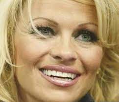 Unfortunately, for every great haircut out there that emphasizes your bone structure, hides fine lines, and gets people stopping you to ask where you got it done, there are a dozen unflattering cuts that are actually adding years to your look. How To Cover Wrinkles On The Forehead