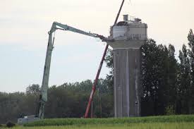 Ce clou, nous l'avons déjà rencontré, c'est le château d'eau de roissy charles de gaulle. Devenu Dangereux Le Chateau D Eau De Fresles A Ete Demoli Le Reveil De Neufchatel