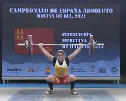 La halterofilia es un deporte olímpico, también conocido como levantamiento de pesas, esta disciplina requiere de un gran entrenamiento de los músculos del cuerpo para adquirir la fuerza necesaria para los levantamientos, además de desarrollar destreza y actitud mental. Clara Sanchez Consigue El Bronce En Halterofilia En El Campeonato De Espana Radio Murcia Cadena Ser
