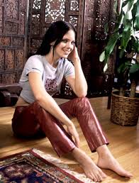 View Anna Faris bend over exposing her firm ass in this shot