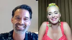 Katy Perry verklapt in emotionele video aan haar oma dat ze zwanger is