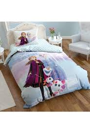 Yataş bedding evin en küçük üyesini rengarenk desenlerin masalsı çizgilerle harmanlandığı çocuk nevresim takımı modelleriyle buluşturuyor. Bebek Cocuk Genc Nevresim Takimi Fiyatlari