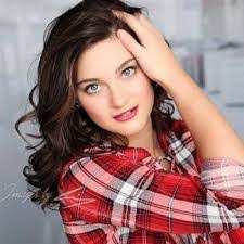 Shae Smith's Instagram, Twitter & Facebook