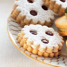 Linzer Platzchen Sozusagen Miniaturausgaben Der Weltberuhmten Linzer Torte Kommen Dank Zimt Platzchen Rezept Linzer Platzchen Rezept Weihnachtsrezepte Backen