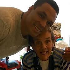 Julie Pigg's Instagram, Twitter & Facebook