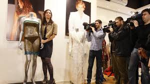 Many people know about kate middleton capturing prince william's attention on a catwalk in her underwear. Kleid Von Kate Middleton Versteigert Ein Ikonisches Stuck Panorama Sz De