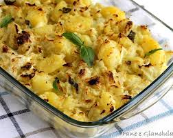 300 g cavolo cappuccio bianco 1 patata media (circa 200 g) 240 g fagioli cannellini lessati 4 spicchi d'aglio 1 cipolla tritate la cipolla e tenetela da parte, sbucciate e tagliate a piccoli cubetti la patata e tenetela da parte, pestate grossolanemente col mortaio i semi di finocchio. Patate E Cavoli Gratinati Con Ricotta Pane E Gianduia