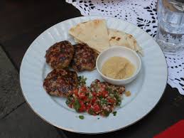 Un piatto estivo e freschissimo! Polpette Di Agnello Insalata Di Bulgur Con Prezzemolo E Pomodorini Hummus E Pane Libanese Picture Of Checkpoint Charly Sofia Tripadvisor