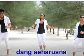 Lagu berjudul kukatakan dengan indah merupakan singel milik band peterpan yang dirilis dalam album 'bintang. Lirik Dan Chord Lagu Orang Ketiga Milik Nabasa Trio