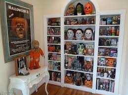 North Carolina Couple Builds Replica Of Michael Myers Halloween Home Halloween Living Room Horror Room Horror Decor