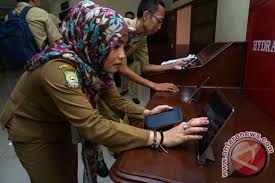 Namun di balik antrean kendaraan terselip 'bisnis hitam' menjanjikan. Tangerang Akan Naikkan Gaji Pegawai Harian Lepas Antara News