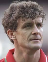 Mark hughes (l.) hier gegen den 1. Mark Hughes Stats By Club Transfermarkt