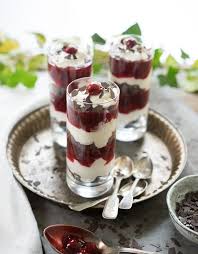 Cupcakes, muffins oder pudding kann man auch gut vorbereiten und hat am abend keine arbeit mehr damit. Schwarzwalder Kirsch Dessert Im Glas Schnell Und Lecker