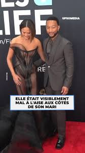 Chrissy Teigen a souffert aux Grammys avec sa robe audacieuse
