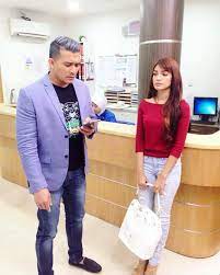 Hidupnya bergelumang dengan kisah lama yang penuh duka. Isteri Tuan Ihsan Episode 15