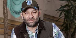 Şevket çoruh, 30 haziran 1973 tarihinde i̇stanbul'da dünyaya gelmiştir. Sevket Coruh Mesut Arka Sokaklar Dan Ayrildi Mi Sirketten Aciklama Geldi