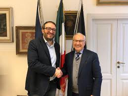 A poche ore dalla nomina del governatore della banca (che potrebbe essere di nuovo ignazio visco, malgrado la mozione di sfiducia del pd approvata dalla camera la scorsa settimana), poteri deboli fa un'inchiesta sugli stipendi dei dipendenti dell. Il Sindaco Biondi Saluta E Ringrazia Marzano Direttore Della Succursale Aquilana Della Banca D Italia Che Va In Pensione Abruzzolive