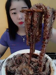 Octopus and flowers just go together! 🐙🌺 @lassirenasofficial • 📍90...