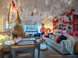 You Can Stay In An Elf Themed Hotel Room This Christmas Insider Themed Hotel Rooms Decor Home Decor