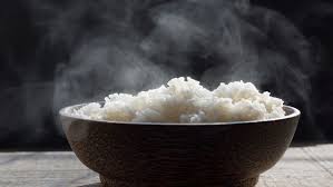 * nasi putih, 100 gram (duat centong penuh, tiga centong datar) dalam satu gram karbohidrat terdapat empat gram kalori. Pilih Singkong Atau Kentang Untuk Pengganti Nasi