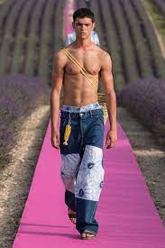 C'est fin juin que la lavande connaît une floraison extraordinaire. Un Coup D Amour Pour Coup De Soleil Le Defile Des 10 Ans De Jacquemus Au Milieu Des Champs De Lavande Madame Figaro