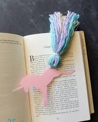 Buat pecinta buku, satu benda kecil yang penting tentunya adalah pembatas buku. 10 Kreasi Pembatas Buku Yang Bisa Kamu Buat Sendiri Di Rumah