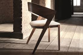 Designer Holzstuhl Fur Alle Fans Des Modernen Design Im Interieur Entdecken Sie Weitere Stilvolle Stuhle In Unserem Mit Bildern Stuhl Design Holzstuhle Modernes Design
