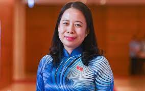 Sau đó bà làm chuyên viên nghiên cứu tổng hợp, văn phòng. Wh2 Zmslxffmzm