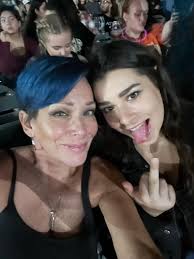 Kim Dracula concert experience and merchandise