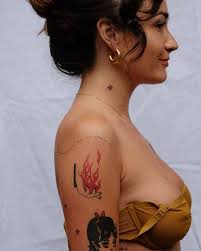 adrienne lowry (aeyel_creative)