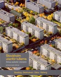 Tunnelbanans röda linje tar dig till södermalm och city på drygt 20 minuter. Stockholm Utanfor Tullarna Nittiosju Stadsdelar I Ytterstaden Bredang Skarholmen Satra Varberg Fotografer Goran Fredriksson Ingrid Johansson Forfattare Johan Rittsel Suzanne Lindhagen Stockholmskallan