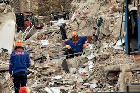 Deprem olurken annem ve ben (görsel temsili değildir) #izmir #izmirdeprem şimdi bir tek bütün bunları alkole falan bağlayan sığırlar kaldı, onlar da düşmeye başladı mı felaketler tamamlanır. Izmir Depremi Icin Baslatilan Bir Kira Bir Yuva Kampanyasi 10 Milyon Liradan Fazla Para Toplandi Independent Turkce