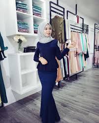 Warna sebenarnya memang memainkan peranan yang sangat penting kerana boleh mempengaruhi mood kita. 25 Inspirasi Keren Baju Kurung Moden Warna Navy Blue Little One Scandles