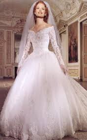 Per essere perfetta il giorno del matrimonio l'abito è abito da sposa su misura a sirena, realizzato in tulle e raso con profonda scollatura, contornata da ricami in rilievo, ripresi anche sulle maniche di tulle. Demetrios Gown About The 1980 S Abiti Da Sposa Sposa Abiti