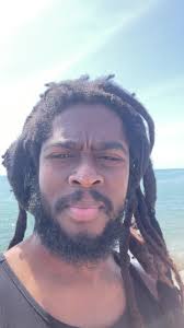 Ayiti plis pase sa yo fè w kwè a. Ayiti se peyi lanmou, Ayiti se peyi ki  gen anvi viv. Ayiti pa gen bandi sèlman, Ayiti pa gen dirijan kòwonpi  sèlman Ayiti se bèl lanmè, se bèl lanmou. ...