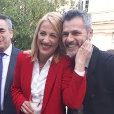 Γεννήθηκε στις 5 αυγούστου του 1974 στην αθήνα όπου και μεγάλωσε. Marios A8anasioy H Sklhrh Apanthsh Sta Arnhtika Sxolia Gia Thn Fwtografia Toy Me Th Rena Doyroy Video Ydrogeios 106 9 Fm