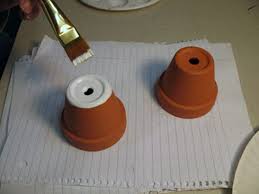 Les bras et jambes sont en fils nylon tissés à la main façon kumihimo,. Elle Cree Un Bonhomme Decoratif Avec Un Pot En Terre Cuite