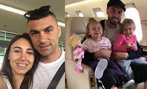 Burak yılmaz,15 temmuz 1985 tarihinde antalya'da doğdu.manolya yılmaz adında bir kardeşi vardır. Hamileyken Beni Dovdu Demisti Unlu Futbolcu Ve Esi Baristi Mi