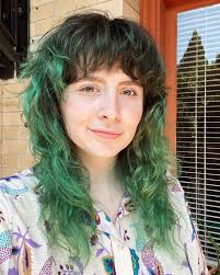 𝙵𝚛𝚘𝚐𝚐𝚢 𝙲𝚑𝚊𝚒𝚛 𝙷𝚊𝚒𝚛 • • • • • #green #greenhair #haircolor  #portlandoregon #seattlewashington #queerhairstylist #curlyhair #curls  #shag #nerdhair #froggychair #ac #bestfriendhair