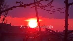 Barbu ştefanescu delavrancea — apus de soare a) drama apus de soare are ca temă lupta pentru apărarea fiinţei naţionale şi pentru afirmarea conştiinţei naţionale.ideea este că lupta pentru apărarea ţării se duce cu sacrificii şi creează eroi.subiectul este moldova, în perioada de maximă ascensiune, sub domnia lui ştefan cel mare şi sfânt, pe care autorul îl aseamănă cu un soare. DupÄ Ploaie Apare Mereu Soarele Iar DupÄ Apus UrmeazÄ Un RÄsÄrit Superb Apus Colorat DupÄ Ploaia Cu GrindinÄ De La ConstanÈa