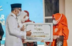 Jika tidak ada sinyal, maka saluran tv. Batik Nanas Menghantarkan Ketua Dekranasda Subang Juara Favorit Busana Daerah Dara Co Id