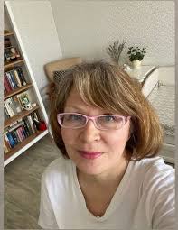 Hello everyone I'm 40 years old, I made my own birthday cake🍰, and now I  want 10 Thousands good wishes 🎂🍰❤🙏