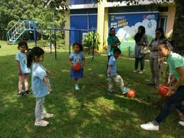 Meski begitu, tempatnya yang asri dan fasilitasnya yang lengkap membuat taman ini ramai oleh wisatawan umum sebagai tujuan rekreasi. Snowy English Visit To Tk Pembangunan Jaya Bintaro