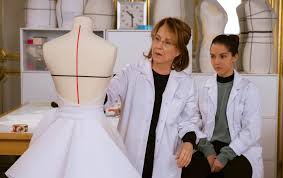 Nathalie Baye et Lyna Khoudri en immersion dans les ateliers Dior pour le  film 