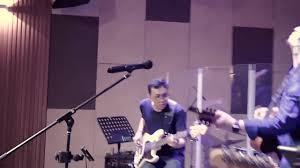 Kuyakin kau hadir di sini c em d kurasakan kuasa yang tak terbatas g d/f# em kuyakin kau nyata di sini d c d g kemenangan (kesembuhan, kelepasan) terjadi di sini bridge : R V Flix Production Kemenangan Terjadi Di Sini Medley Engkau Raja Franky Kuncoro And The Repeats Facebook