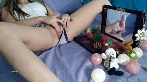 男のオナニー動画を見ながらオナニーを楽しむスレンダー美女