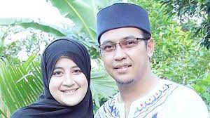 Heboh pernyataan umi pipik tentang poligami uje mendapat bantahan dari sahabat almarhum. Z5iun Uumz4mjm